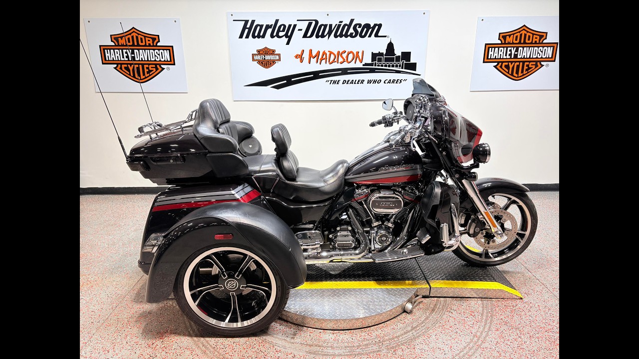 2020 FLHTCUTGSE Harley-Davidson® CVO™ Tri Glide® Black Stardust w Magnetic Gray & Wicked Red 950138