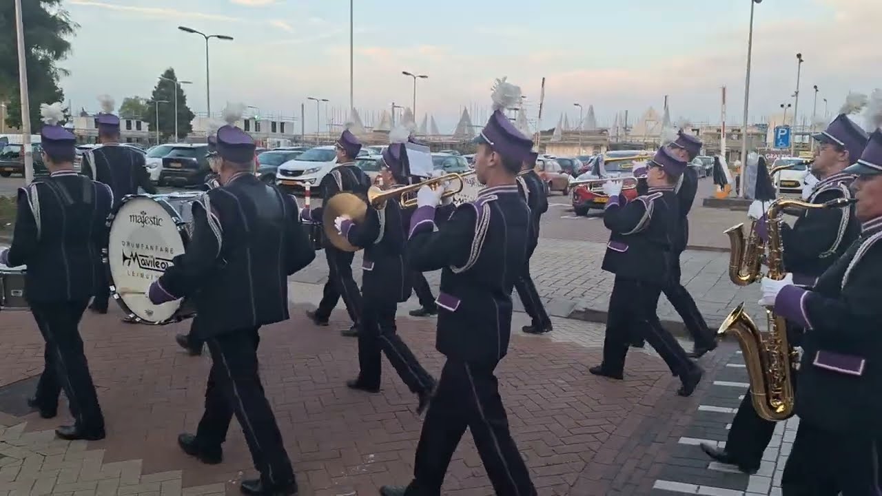 Drumfanfare Mavileo Leimuiden marcheert terug na afloop Serenade in Boskoop