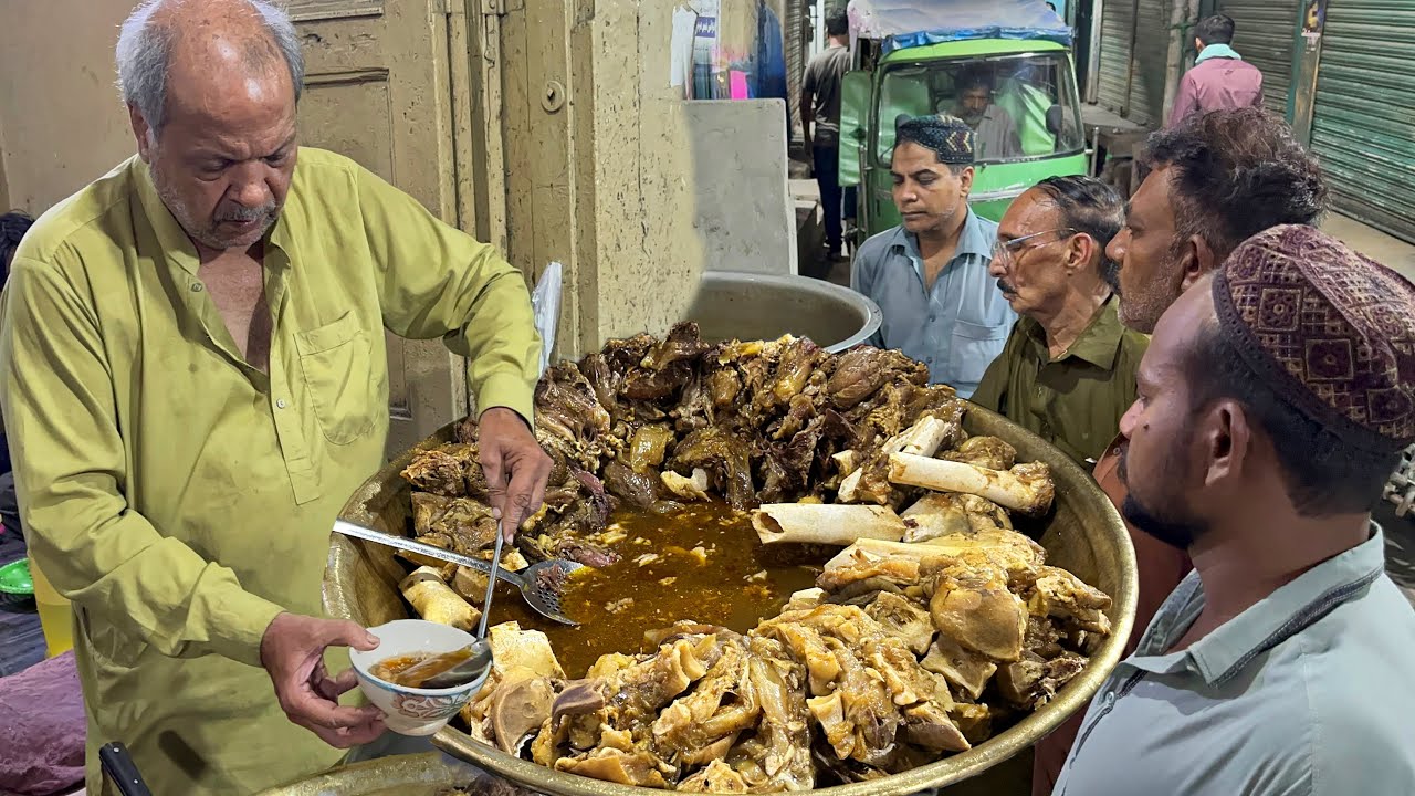 THE OLDEST BREAKFAST OF LAHORE - 50 YEAR OLD TARA PAYA | BONG SIRI PAYA | LAHORI PAYA STREET FOOD