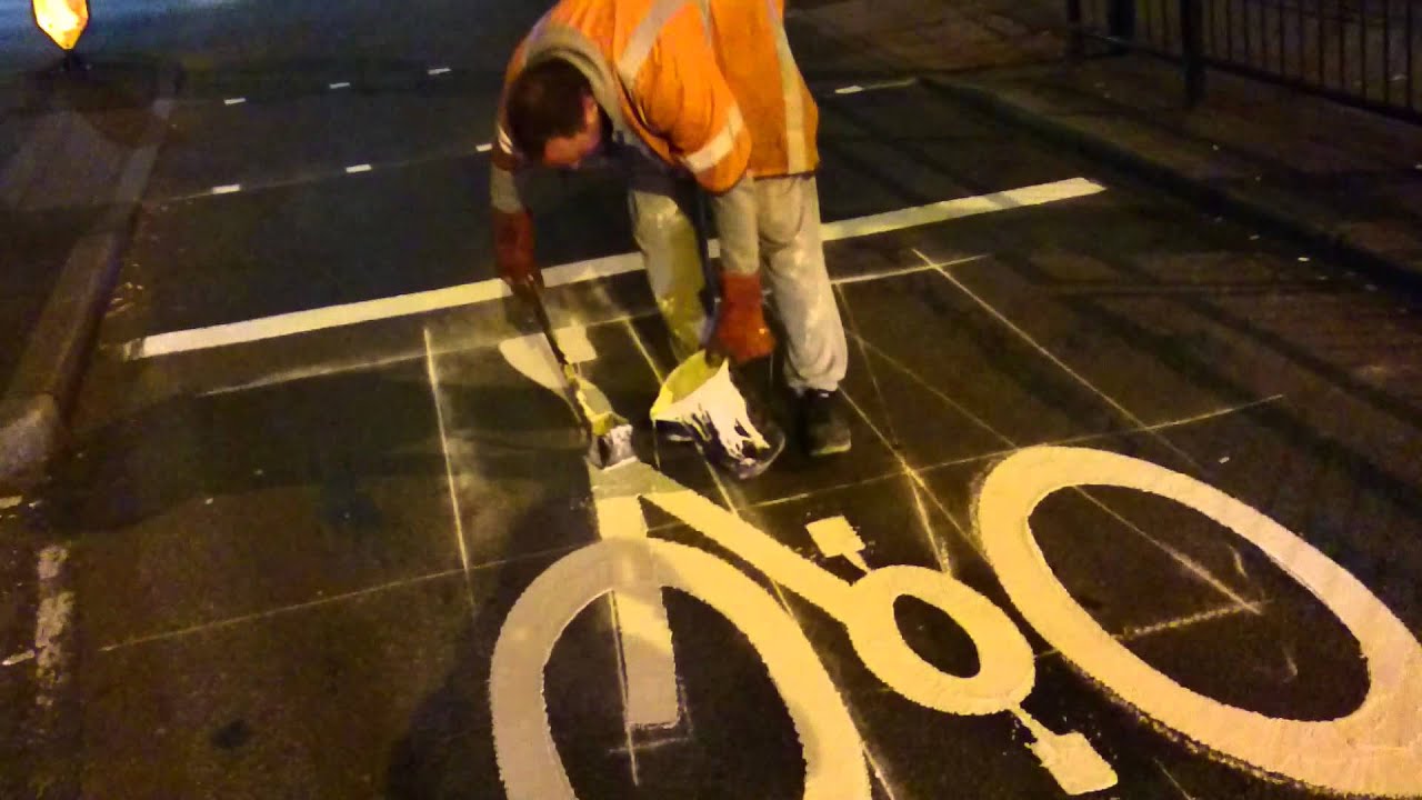 Road marker putting in a bike symbol