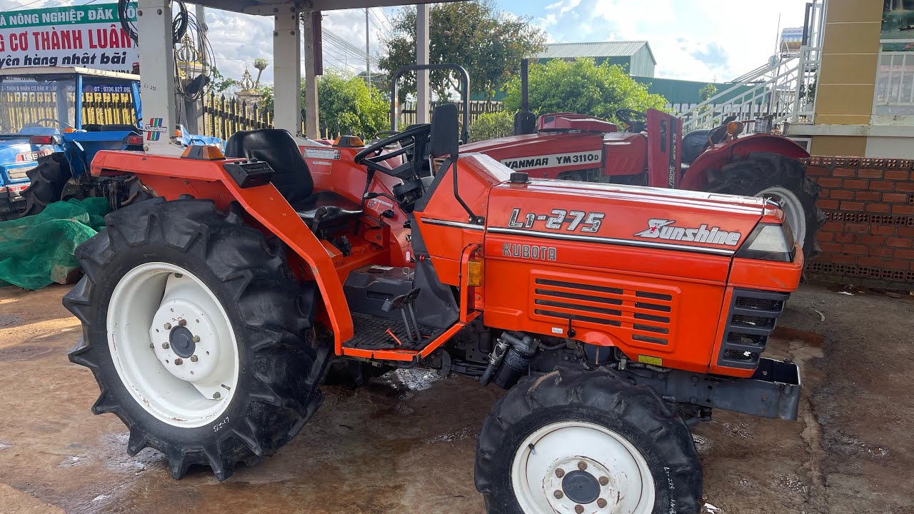 Chi tiết máy Kubota L1 275  đẹp xuất sắc zin bãi Nhật trong cửa hàng thành luân mua máy lh0706027083