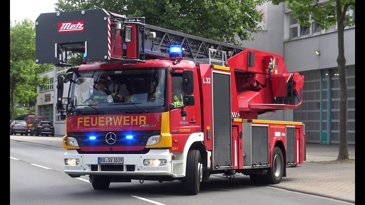 [F3 Dachstuhlbrand] Einsatzfahrten Feuerwehr Bochum FW3