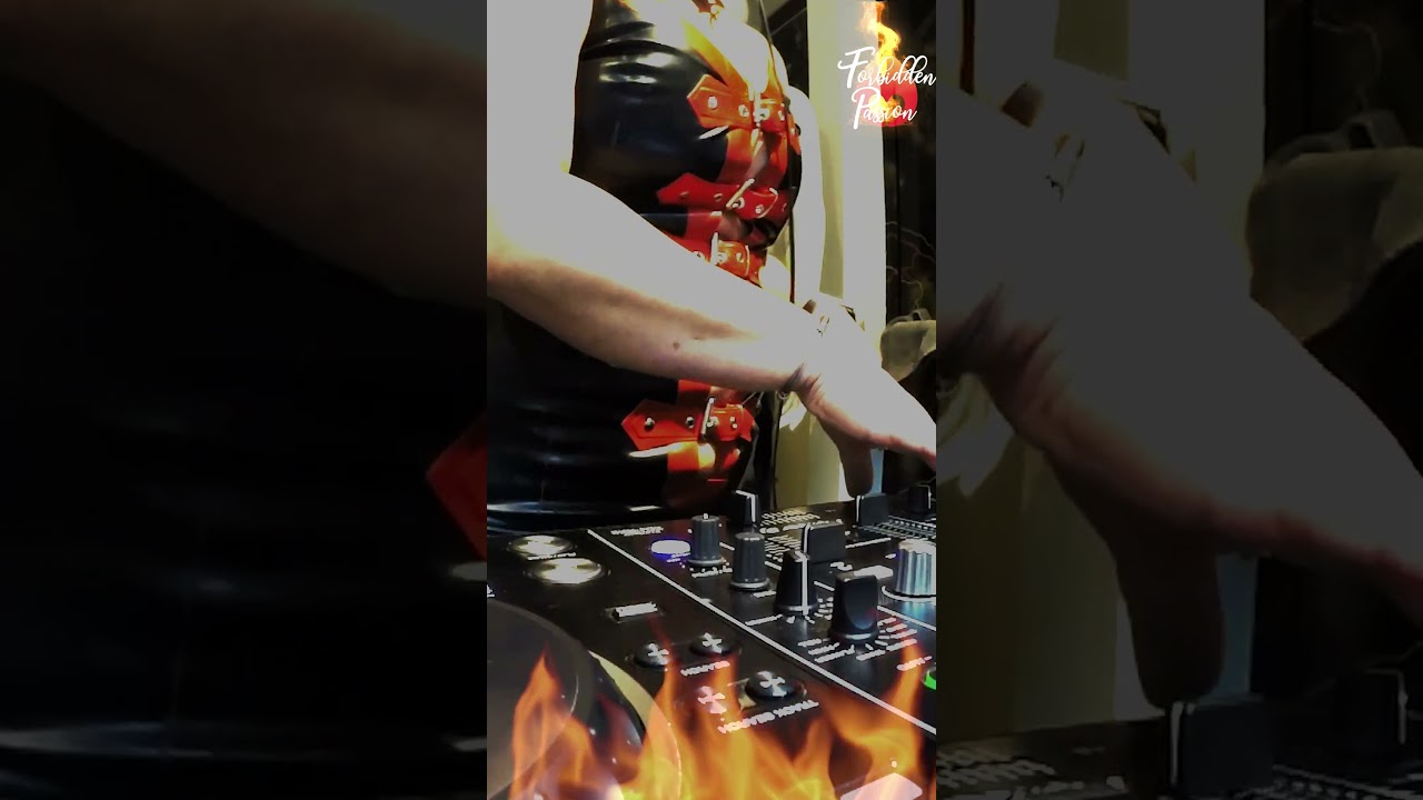 ❌𝐅𝐎𝐑𝐁𝐈𝐃𝐃𝐄𝐍 𝐊𝐈𝐓𝐓𝐘❌ &hearts; in Store Music Sessions  &hearts; #DEMASK #fashion #amsterdam