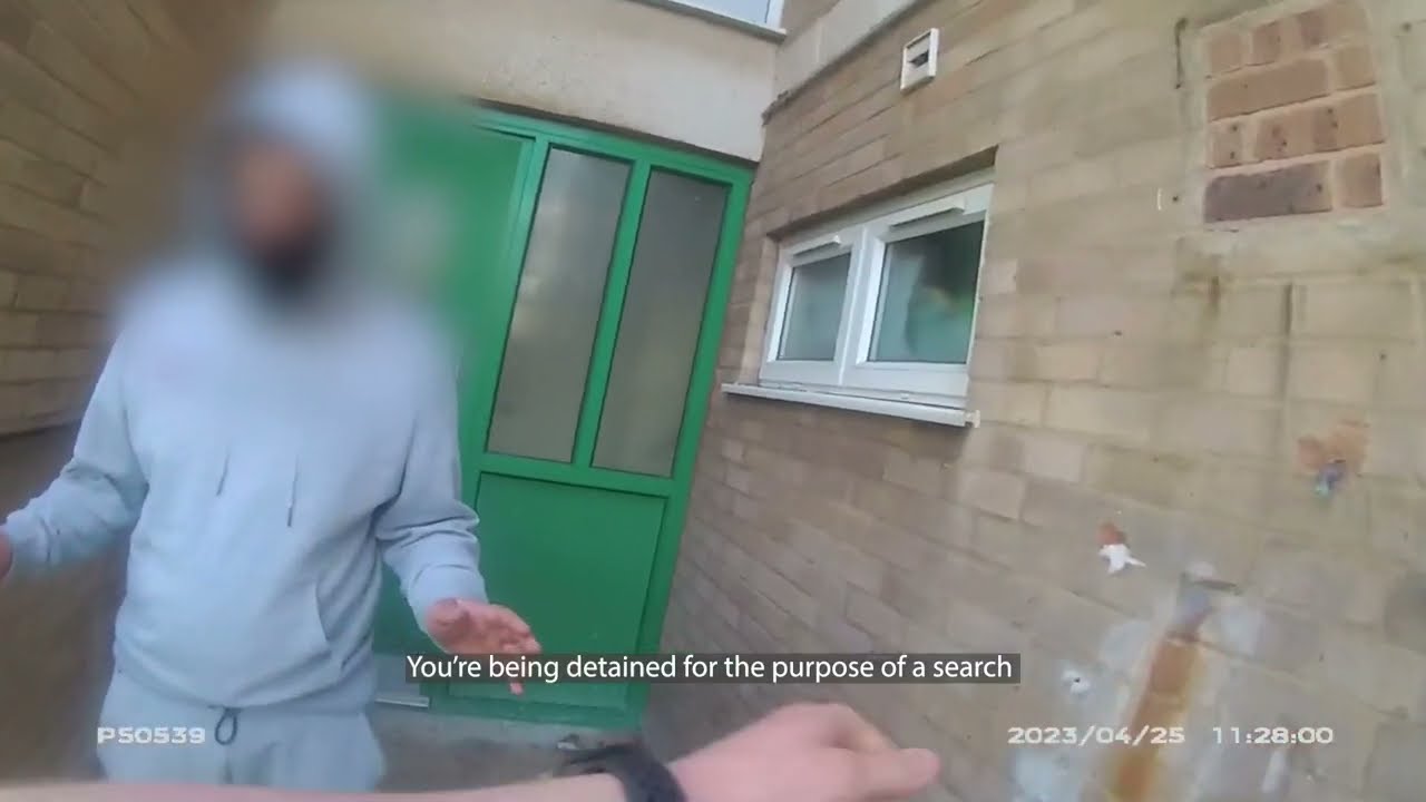 «А, у тебя что-то в штанах, да?» — полицейская видеозапись с места обыска