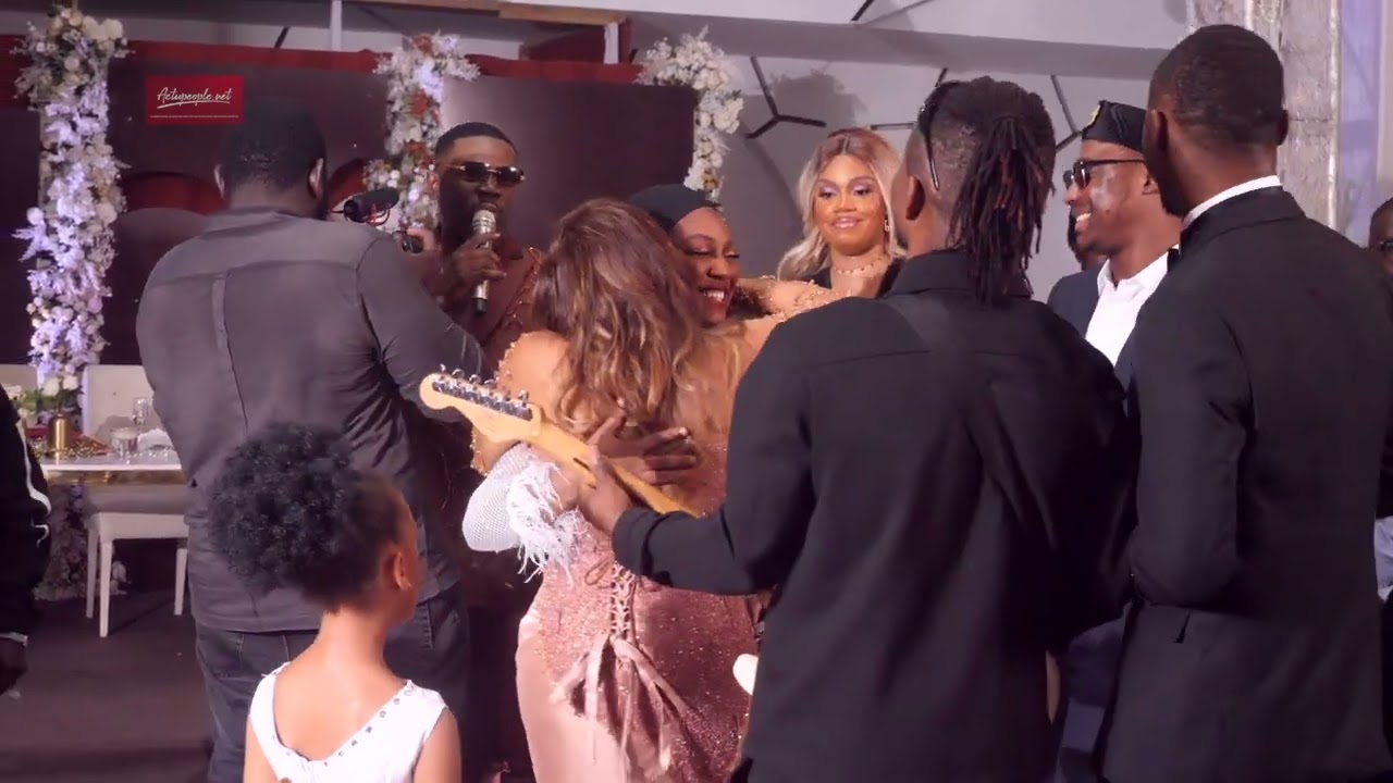 Ariel Sheney-Mariage-Pluie de billets sur l'artiste coupé décalé sous un air de Dj Arafat