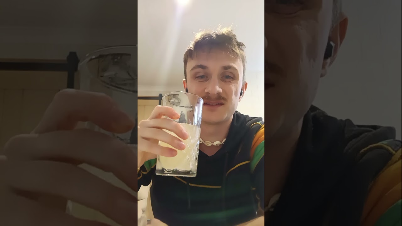 Brit tries Aussie snacks for the first time!!! 🇦🇺😋