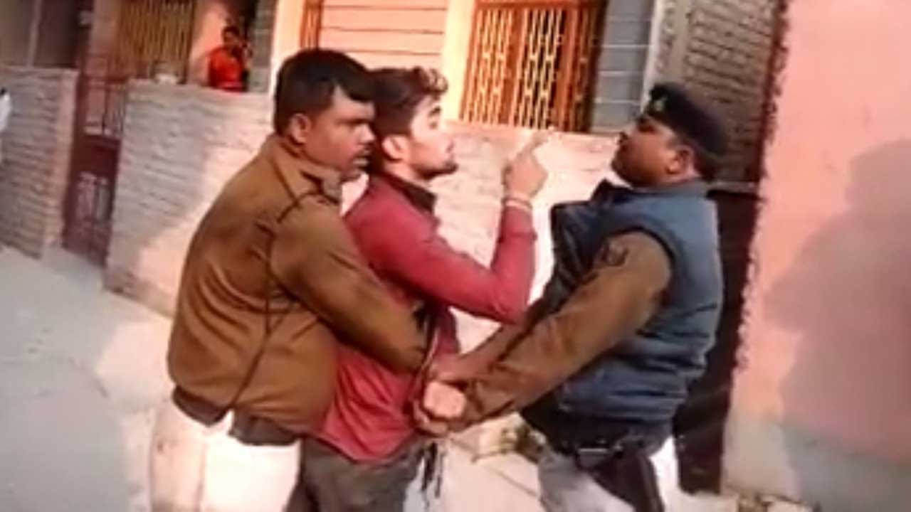 Youth Slaps Policeman In Bihar | Caught On Camera