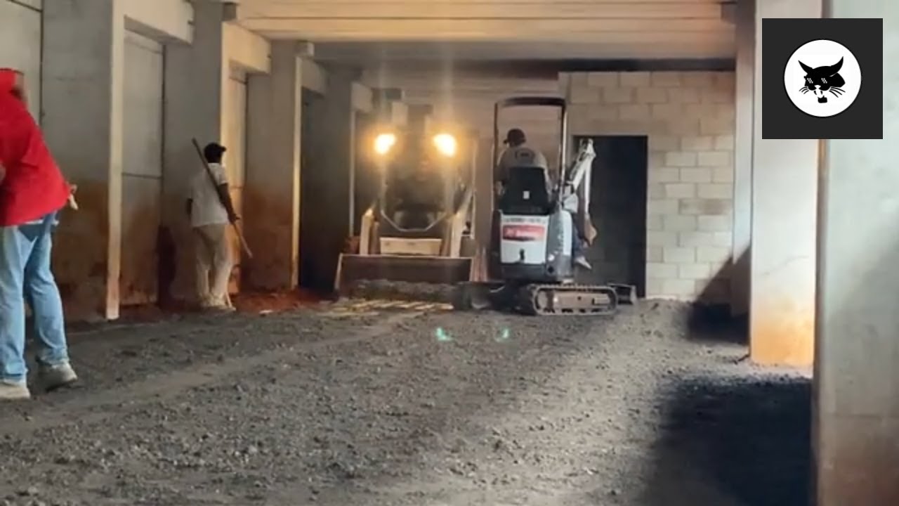 Bobcat & Miniescavadeira Limpando, Nivelando E Preparando P/ Concretagem De Pavimento