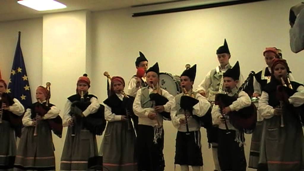Danza de Santa Ana. Banda gaitas infantil La Magüeta de Xixón.  III ALCUENTRU DE BANDES DEL BERRON