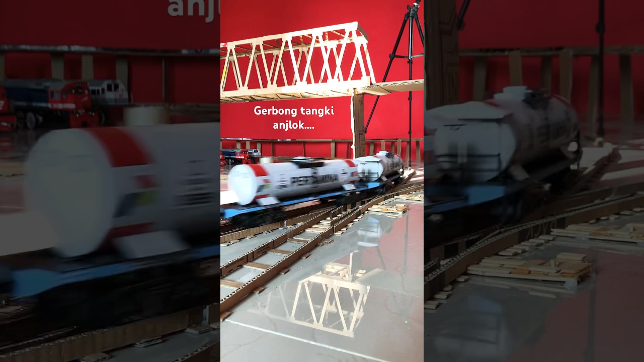 Gerbong tangki pertamina anjlok&hellip;. #cardboardcraft #railfans #bb304 #keretaapi #miniaturkeretaapi