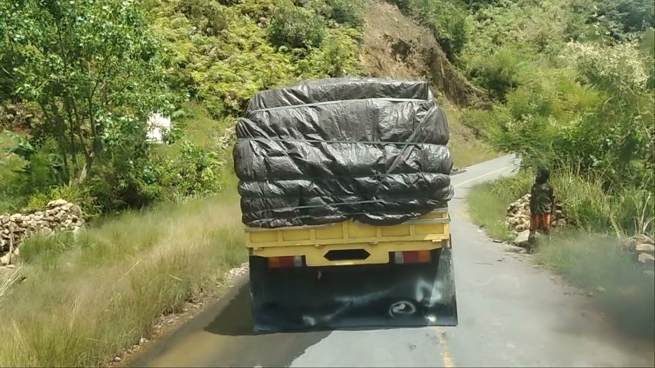 turunan tajam di samping jurang trans Papua Wamena -puncak jaya