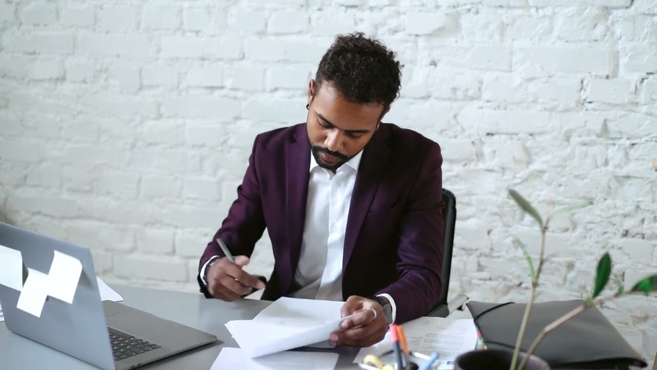 لماذا يبقى الأذكياء عالقين بينما ينجح البسطاء | مثبتة علميا