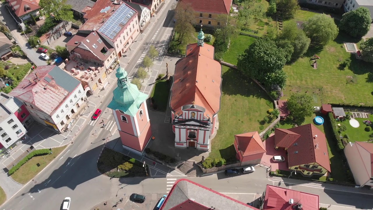 Zvonice, kostnice a okolí kostela sv. Jakuba v Červeném Kostelci