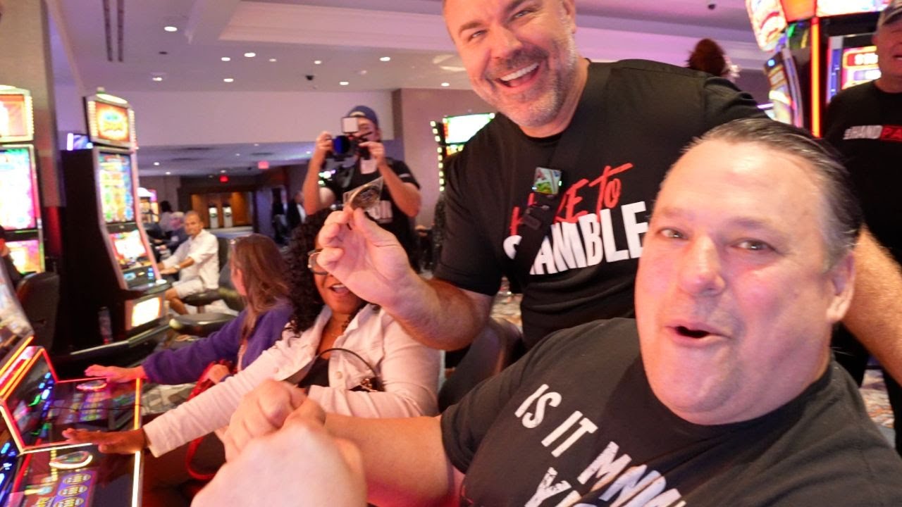 Lucky Casino Guest SMASHES His Biggest Jackpot