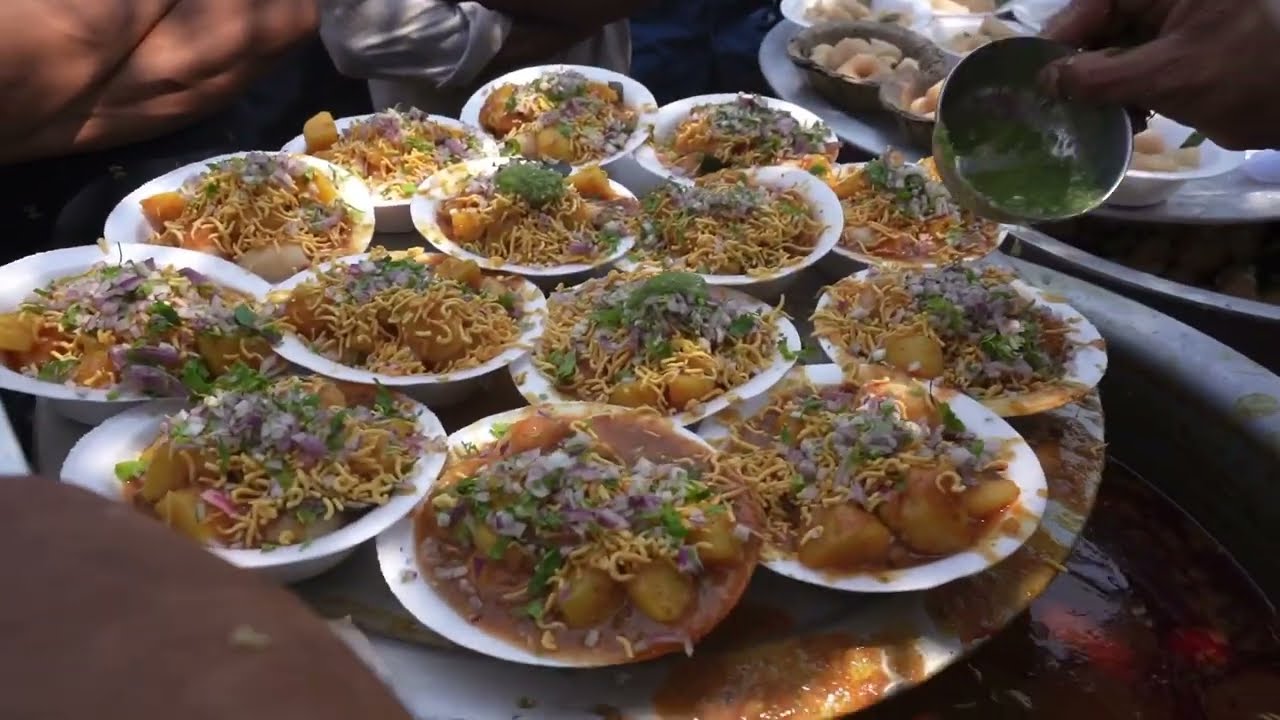 Man Selling Dahibara Aloo Dum on E-Riksha | People Are Crazy For his Dahibara | Street Food India