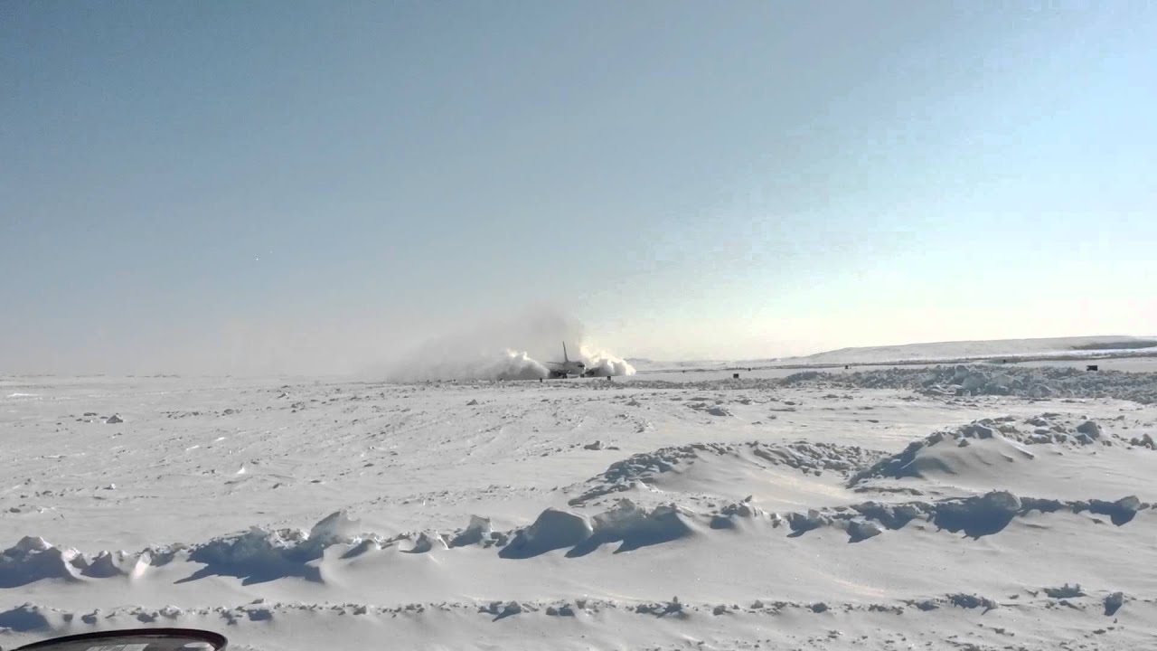 Nolinor C-GTUK / Boeing 737-200 Landing ice strip