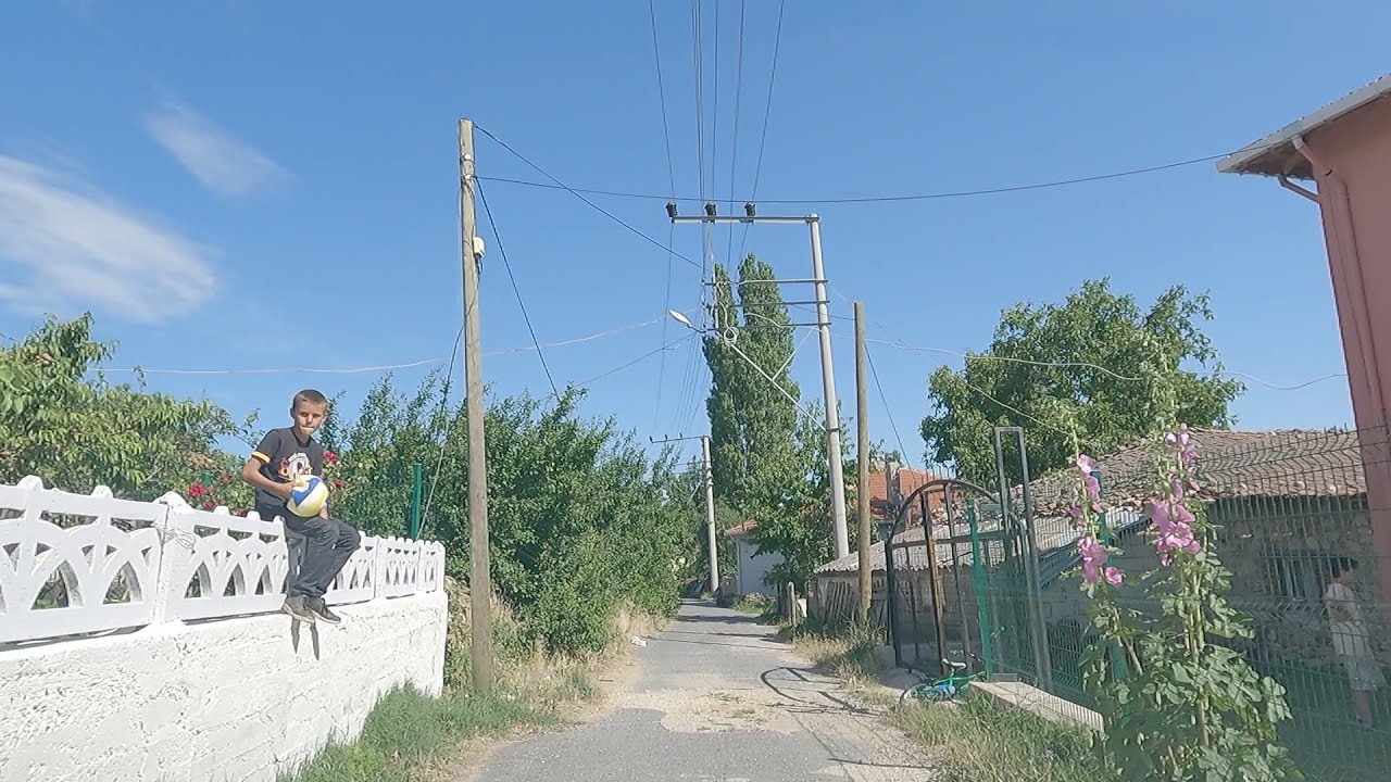Yenice Köyü sokaklarında b1r güni k1, Yenice/ Pınarhisar /Kırklareli, GH012071