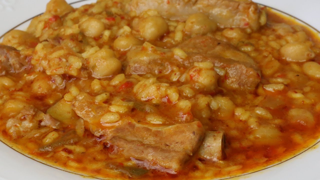 Costillas de cerdo con garbanzos y arroz