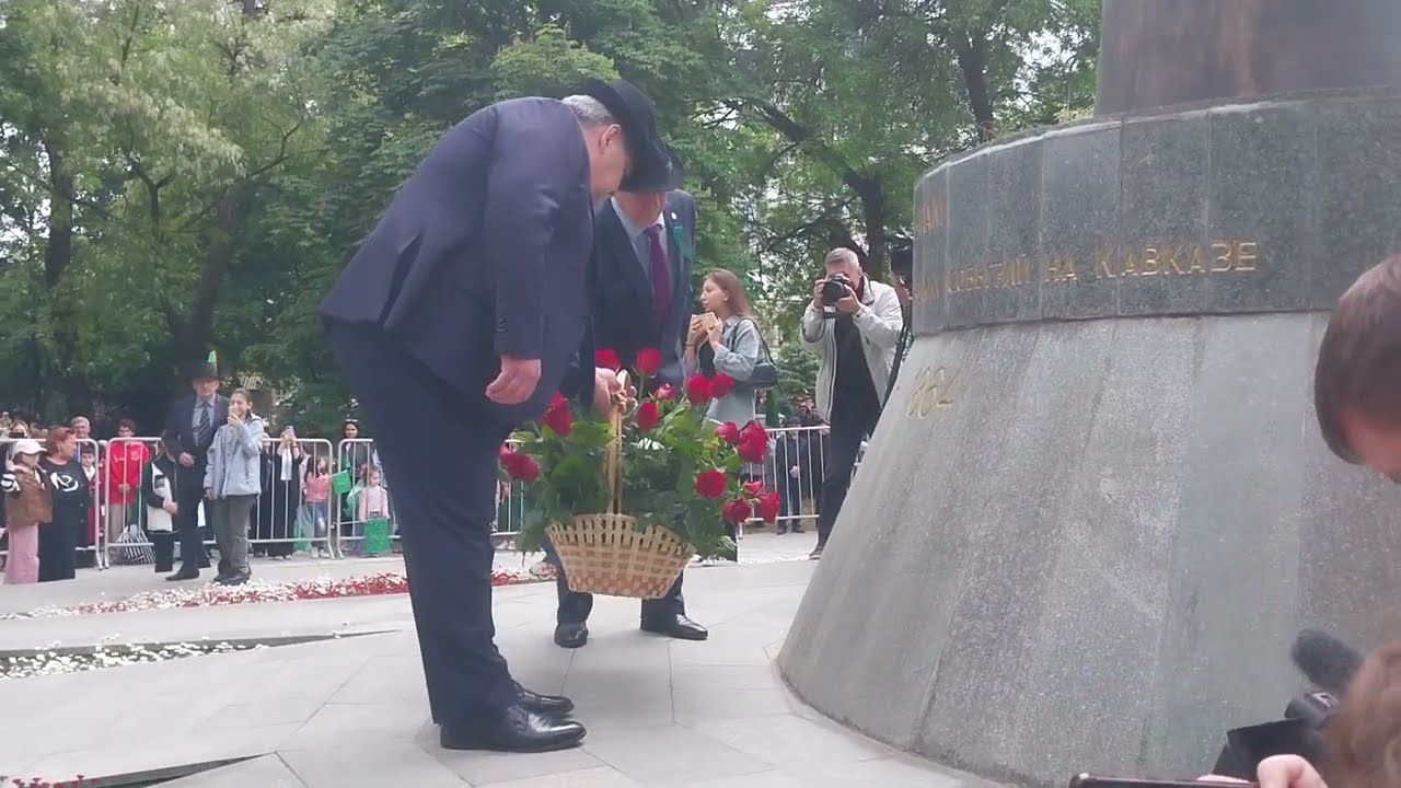 21 мая, Нальчик, День траура адыгов. Возложение цветов к памятнику 