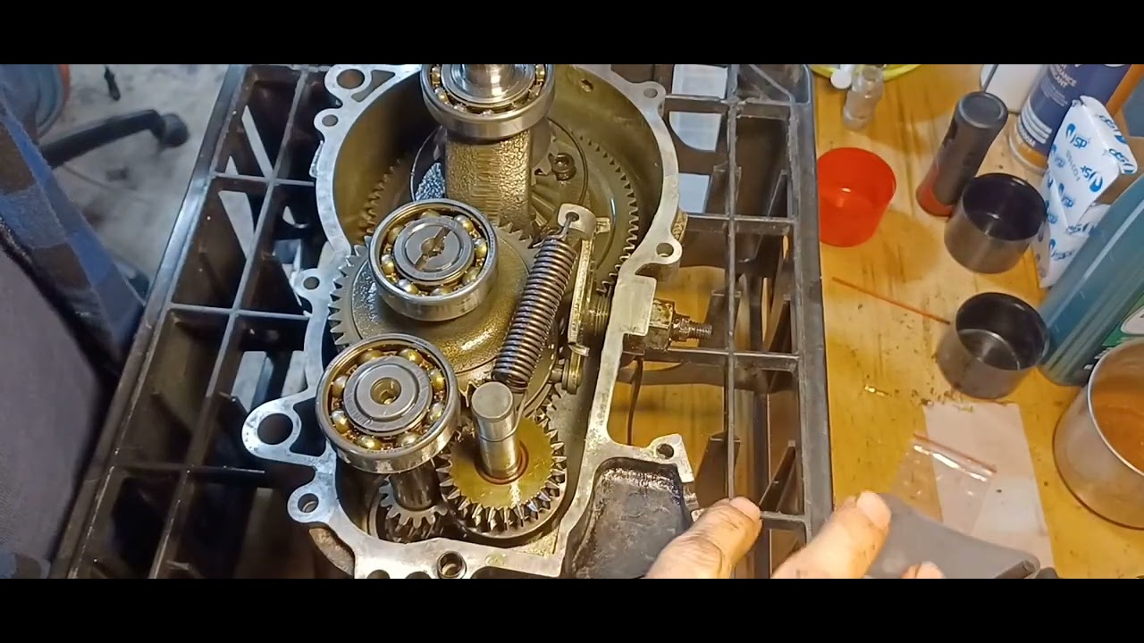 Aixam, Microcar - montaż skrzyni biegów.