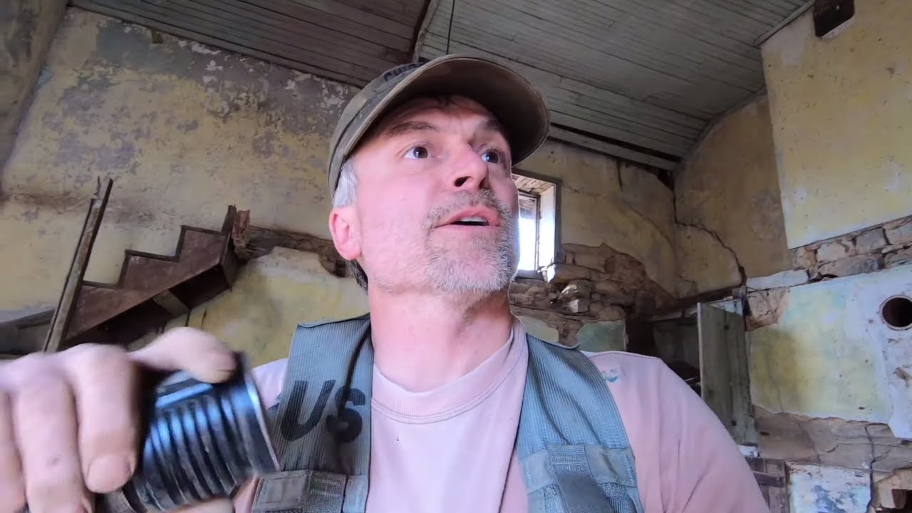 Metal Detecting And Exploring A Pre-1800 Abandoned House