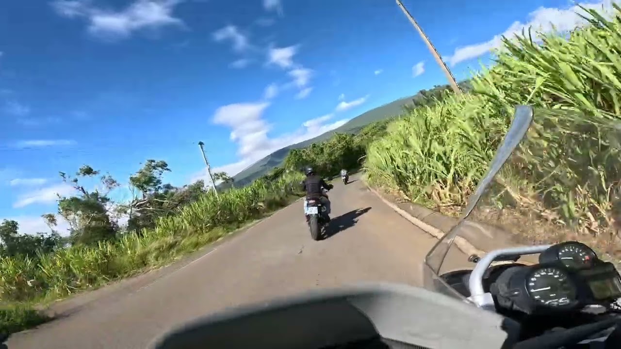 En moto sur le Chemin de Ceinture à La Réunion