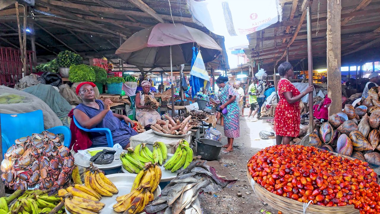 FRESH FOOD MARKET SHOPPING IN GHANA DOME, AFRICA