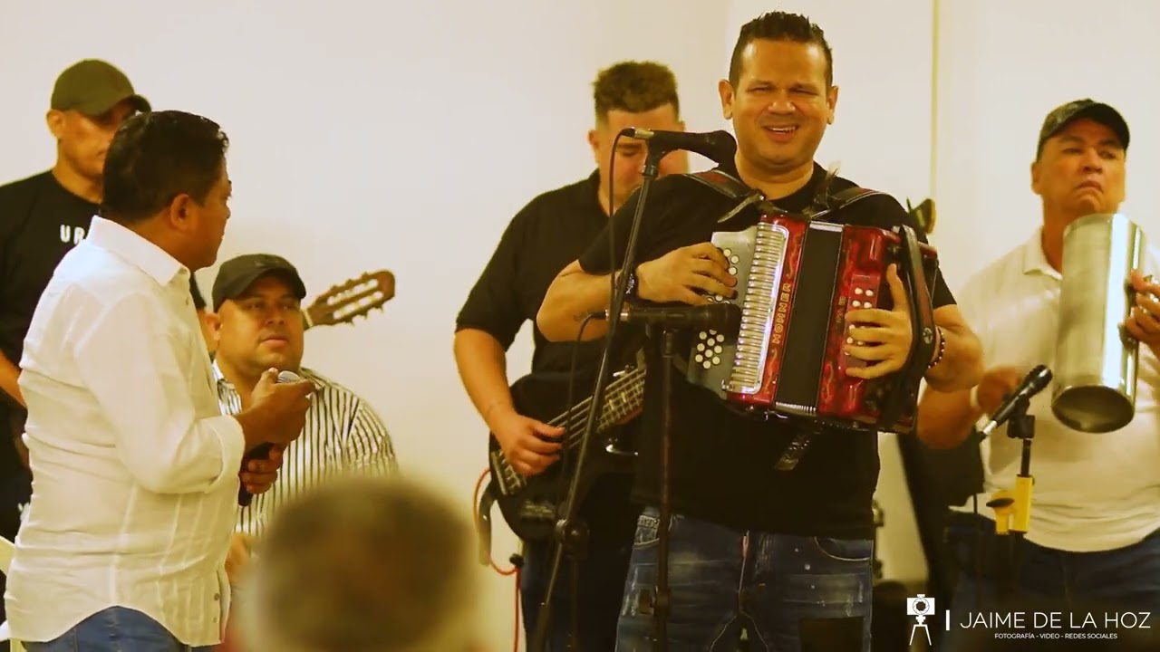 Marcos Díaz cantando sus más grandes éxitos en parranda privada de compositores