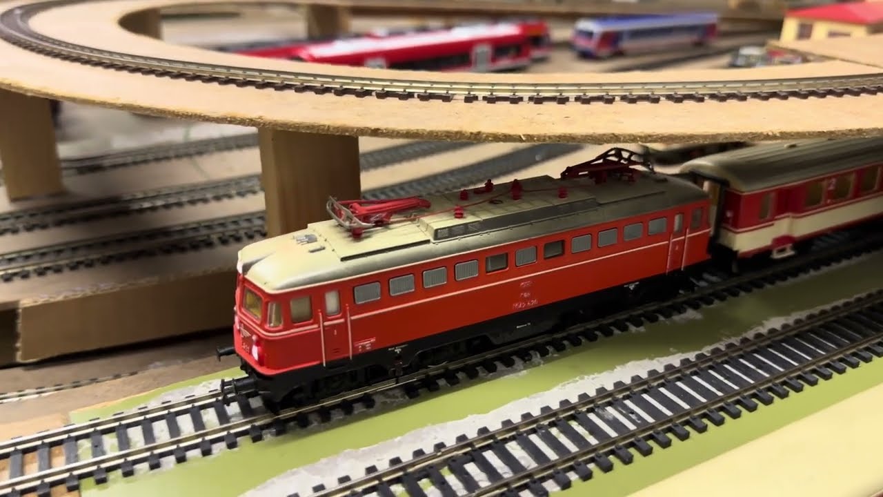 Meine Züge: Kleinbahn ÖBB 1042 + Schlierenwagen rot / elfenbein