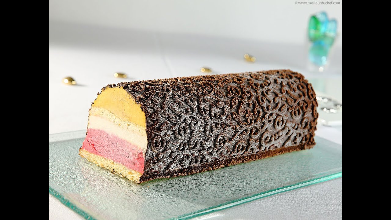 Technique de base:  Bûche de Noël glacée, décor arabesque, finition perlé velour