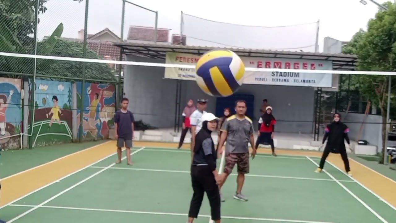 volleyball sabtu pagi nya kami warga ERMAGEL disaat liburan 💃🏻🤸🏻‍♀️🕺🏻#fffyyyppp #volyindonesia 