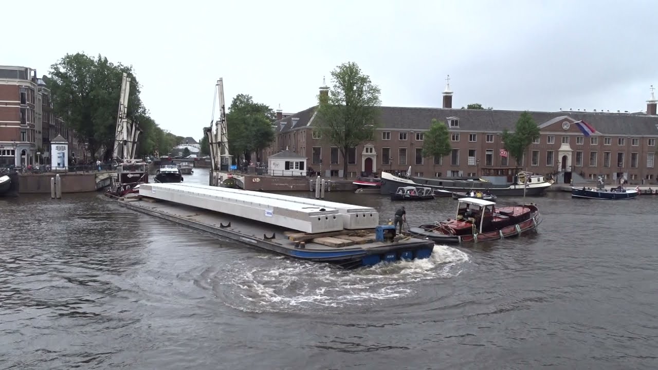 Sleepboot Chelsey en duwboot Tommy passeren Walter Suskindbrug en Magerebrug  Amstel - Amsterdam