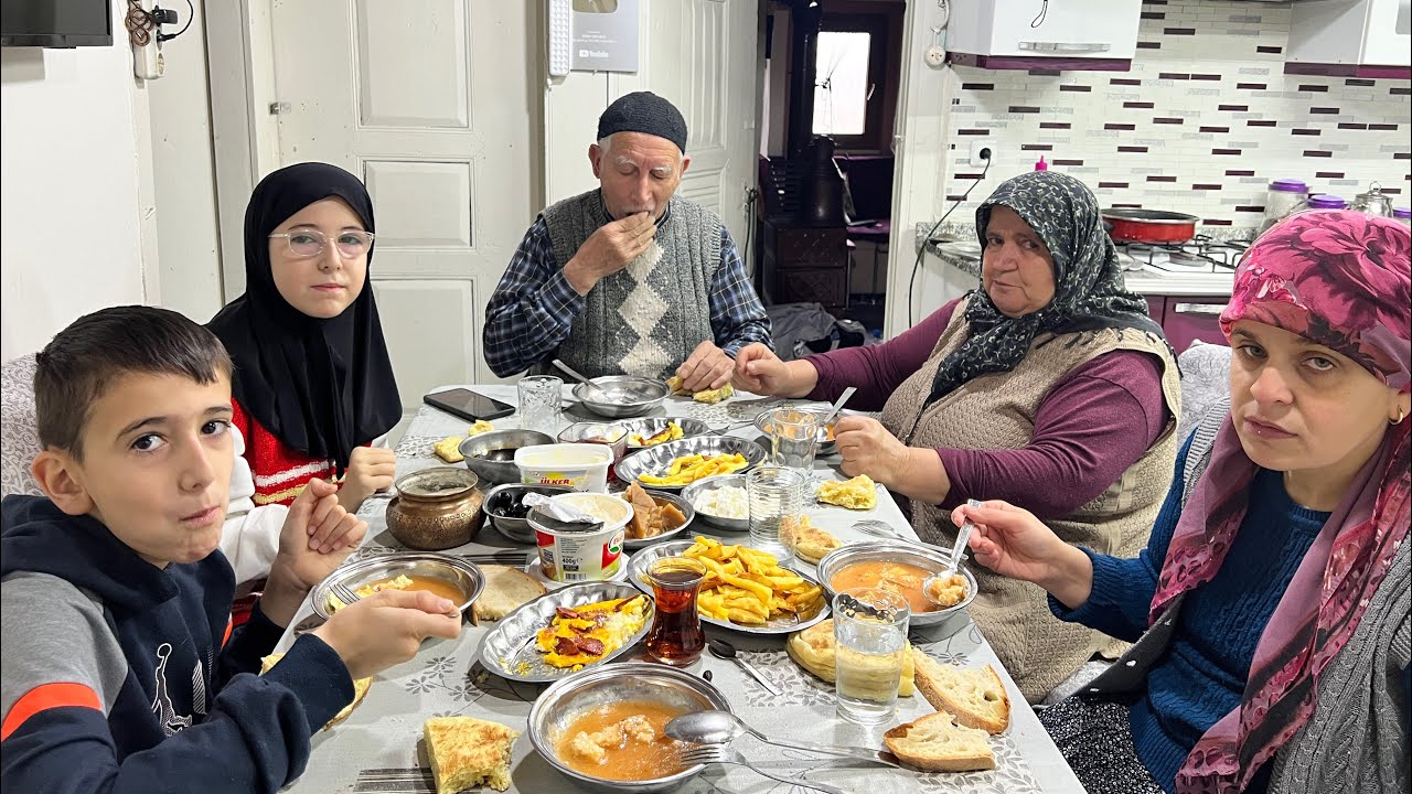 Köyde sabah kahvaltısı Ali dayıma oturmaya gittik