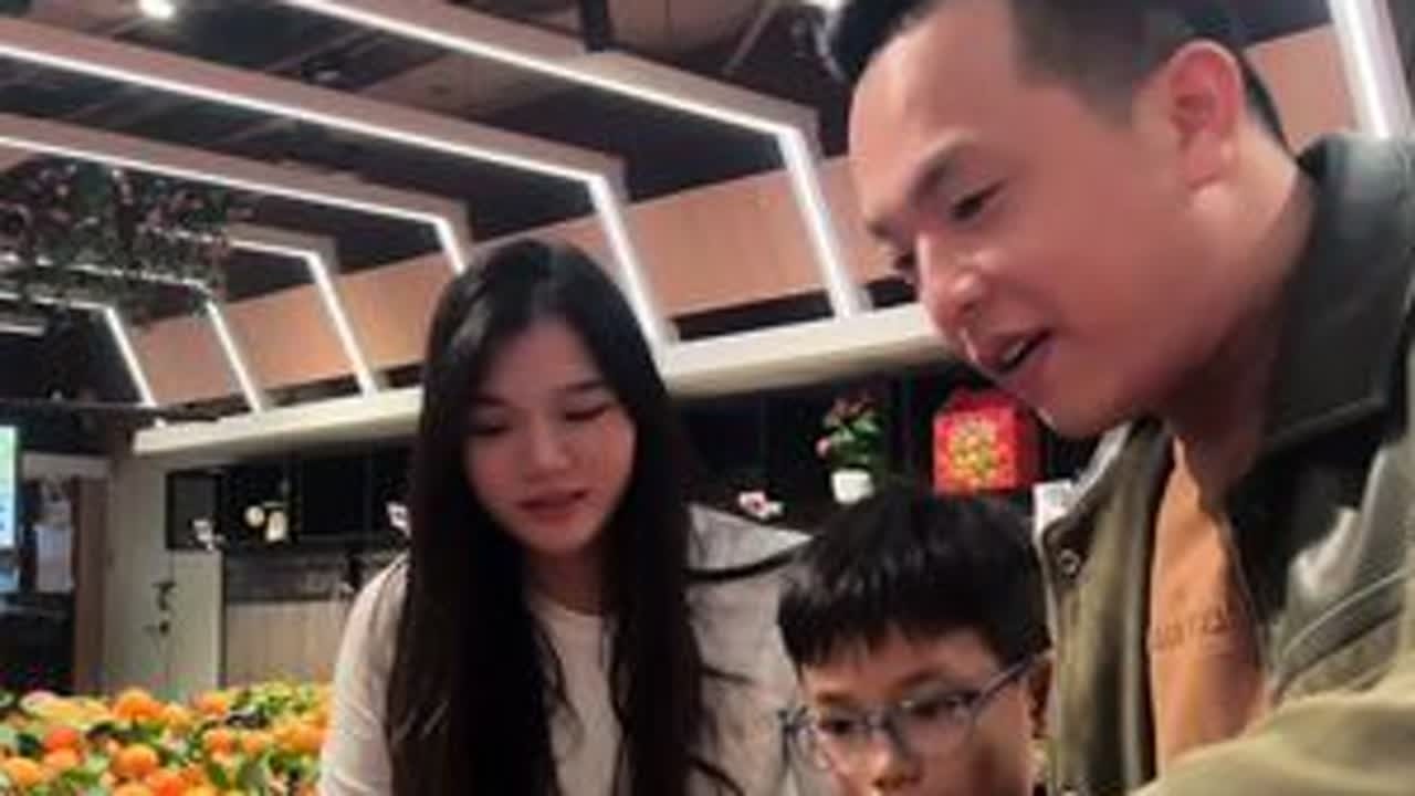 今天带他们兄弟俩来逛超市，顺便买点菜，回去欧爸做爆炒鸭，味道可以出摊了#记录真实生活 #家庭#生活vlog