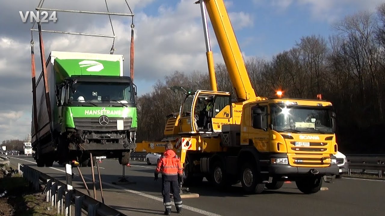 VN24 — Кран Scania LTF1045 поднимает грузовик из кювета — легкая работа для компании Коллмера
