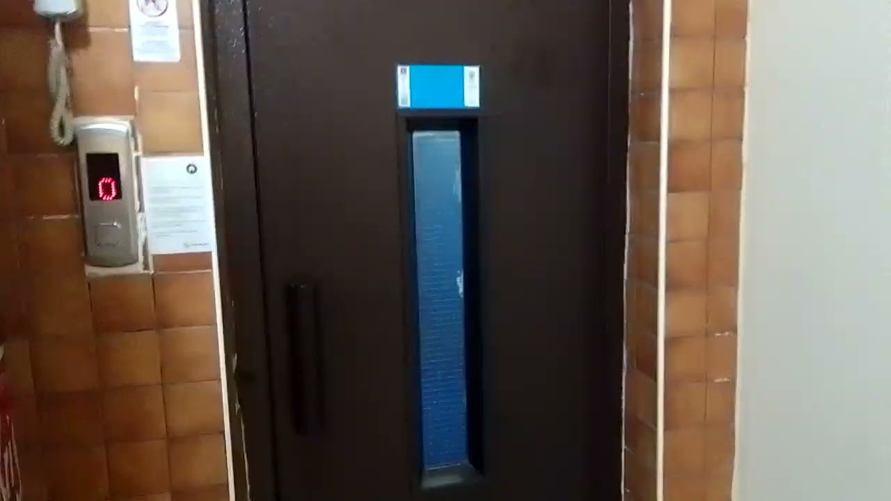 Tiny 1970's Schlieren (mod. T&uuml;rkeli Ecolift) Lift @ &Ccedil;inili &Ccedil;arşı, Ortahisar, Trabzon, Turkey
