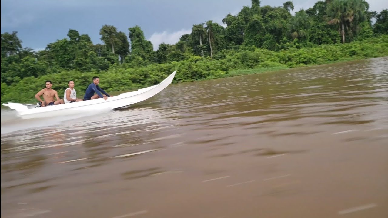 Apostando corrida no Rio Amazonas