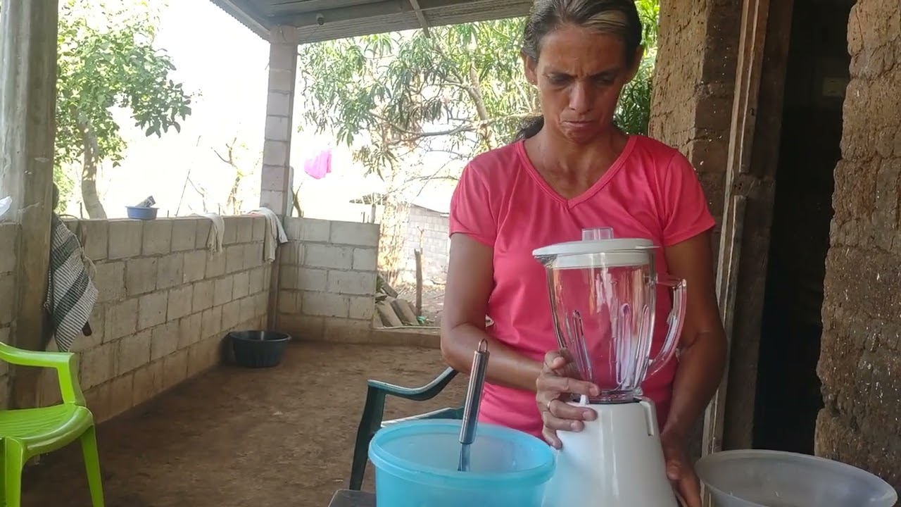 Miren aquí Morena preparando un rico Atol de piñuela 😁