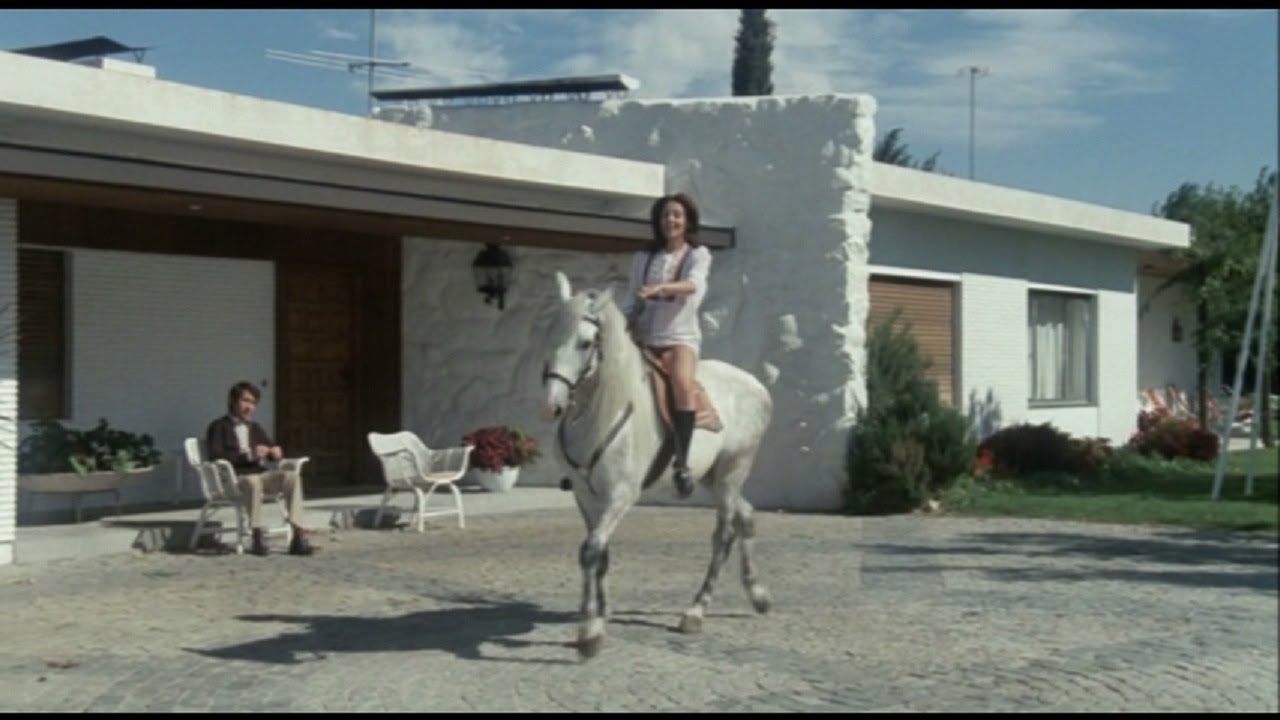 Concha Velasco montando a caballo (Mi mujer es muy decente, dentro de lo que cabe)
