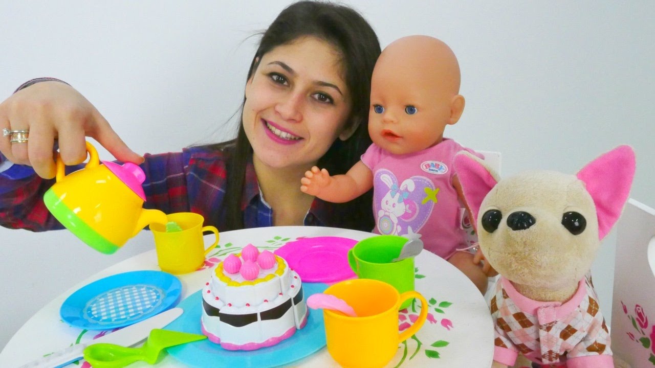 Ayşe, Gül ve Loli ile birlikte evcilik oynuyorlar