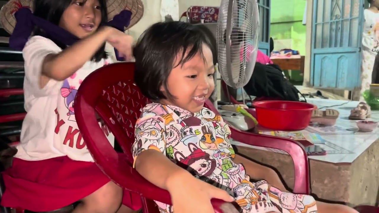 Em Thi chơi trò chơi gội đầu cắt tóc với chị tư