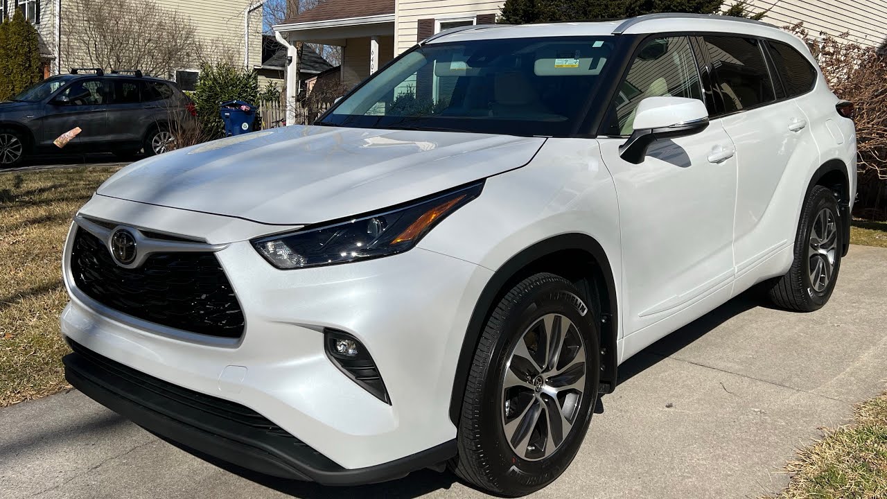 2022 TOYOTA HIGHLANDER XLE AWD GAS MODEL REVIEW | WIND CHILL PEARL EXTERIOR #2022toyotahighlander 4K
