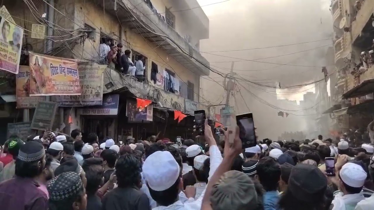 दिल्ली पुराना सीलमपुर सान्ती मोहल्ला फाटक कौशिक पुरी गली नम्बर एक सफेद विल्डिंग में लगी भीषण आग