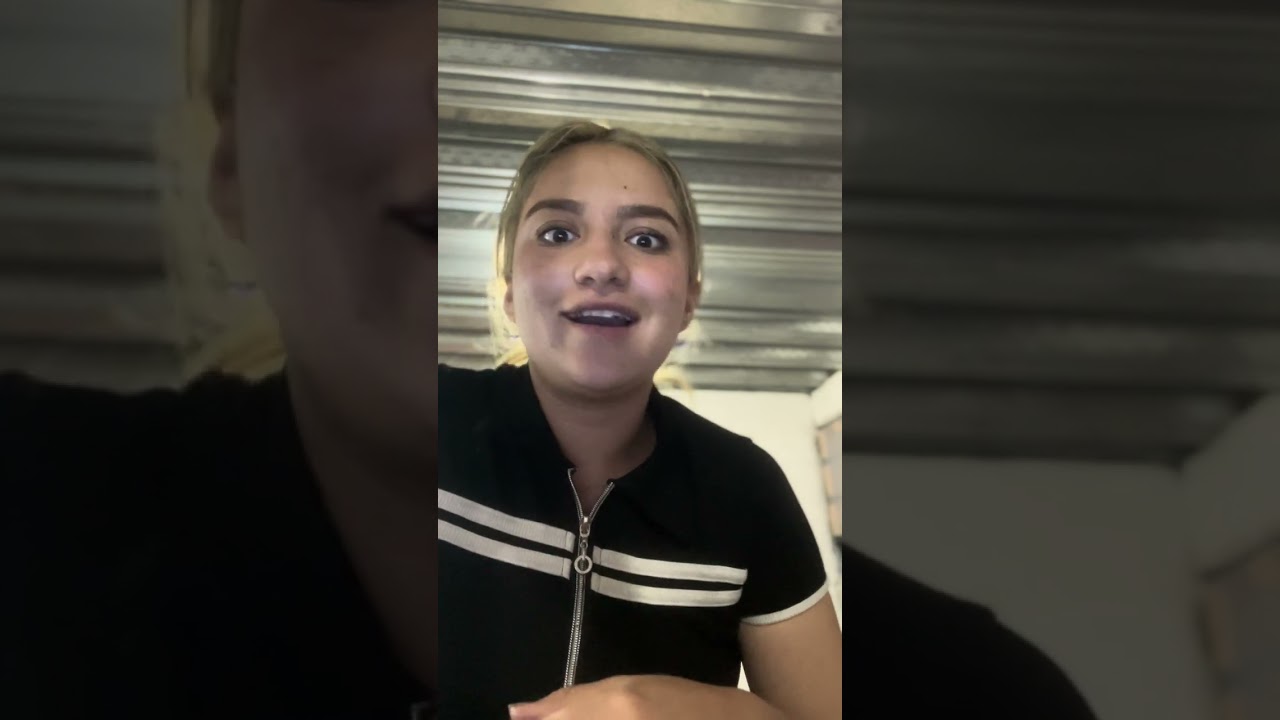 Una niña entre un cafetal 