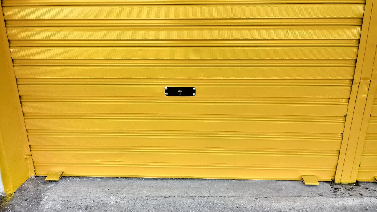 VEJAM COMO TROQUEI A FECHADURA DE UMA PORTA DE FERRO (PORTA DE ENROLAR)