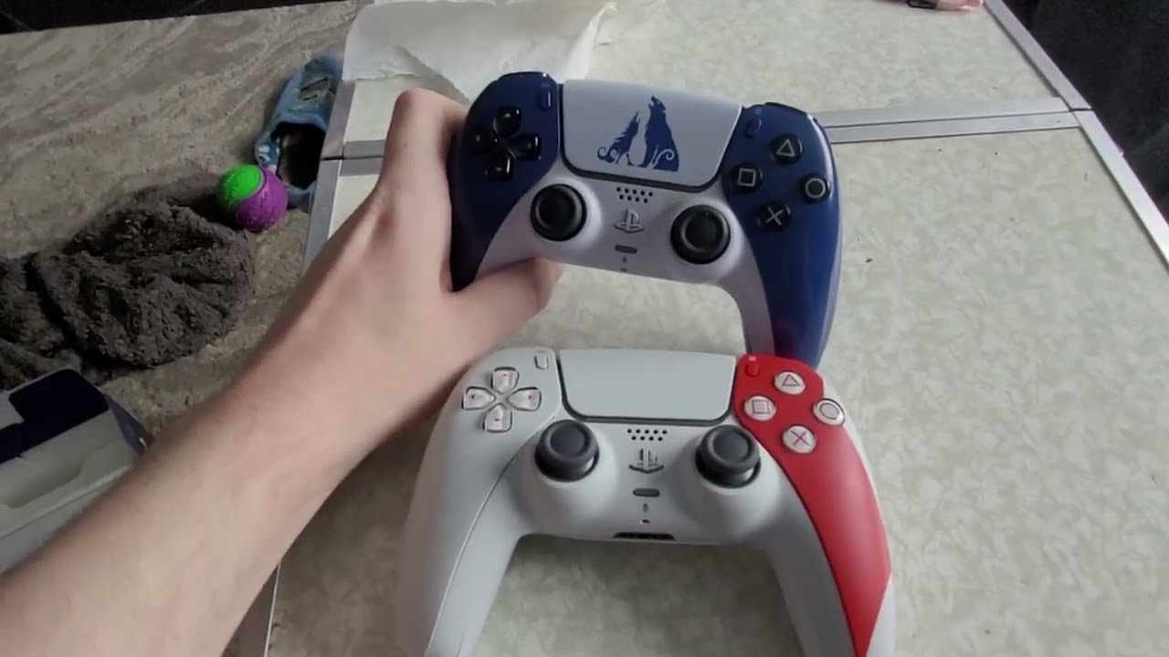 God of War PS5 controller comparison (Ragnarok vs 20th Anniversary)
