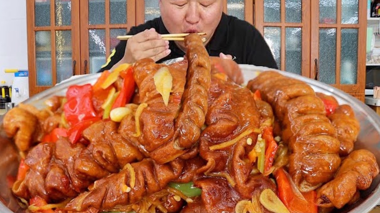 Aqiang Braises 20 Jin Of Pork Intestines, The Ultimate Rice Companion!
