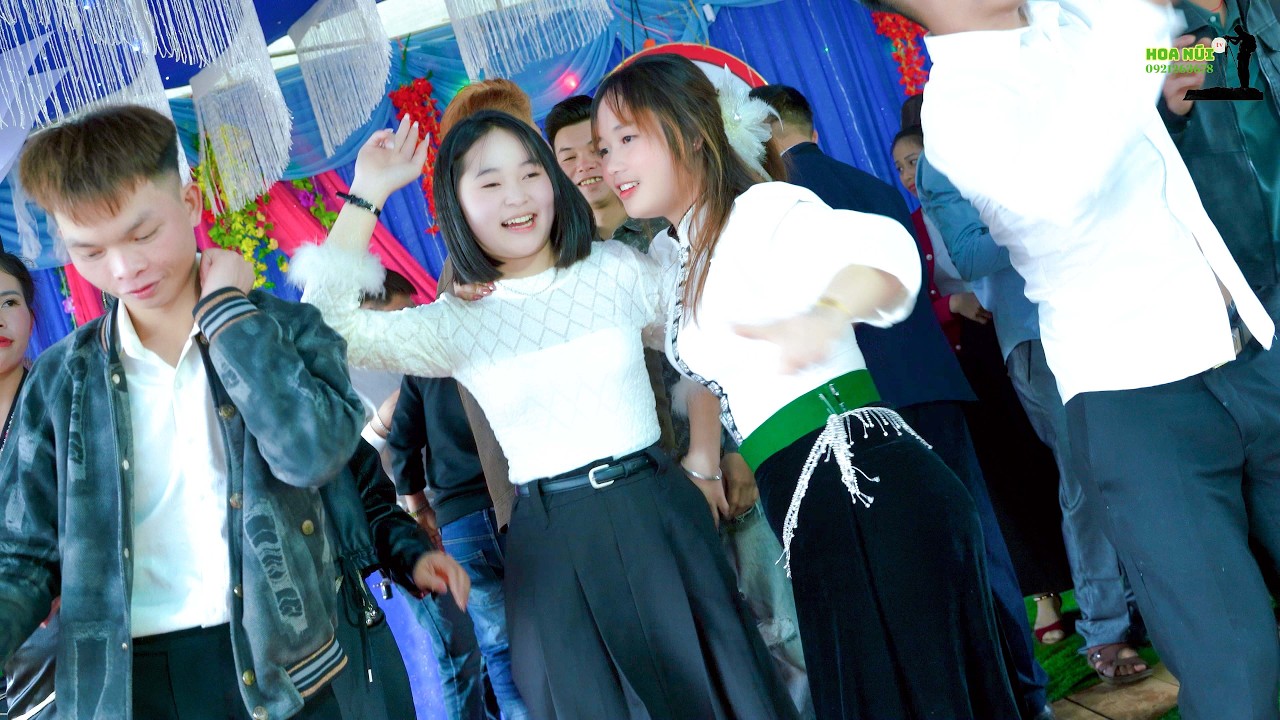 MẾT CỠ CÁC EM XINH PỤC TỨN MƯỜNG KHIÊNG | NHẢY TẠI LỄ MỪNG TÂN GIA [GIA ĐÌNH HIỂU DUÂN]