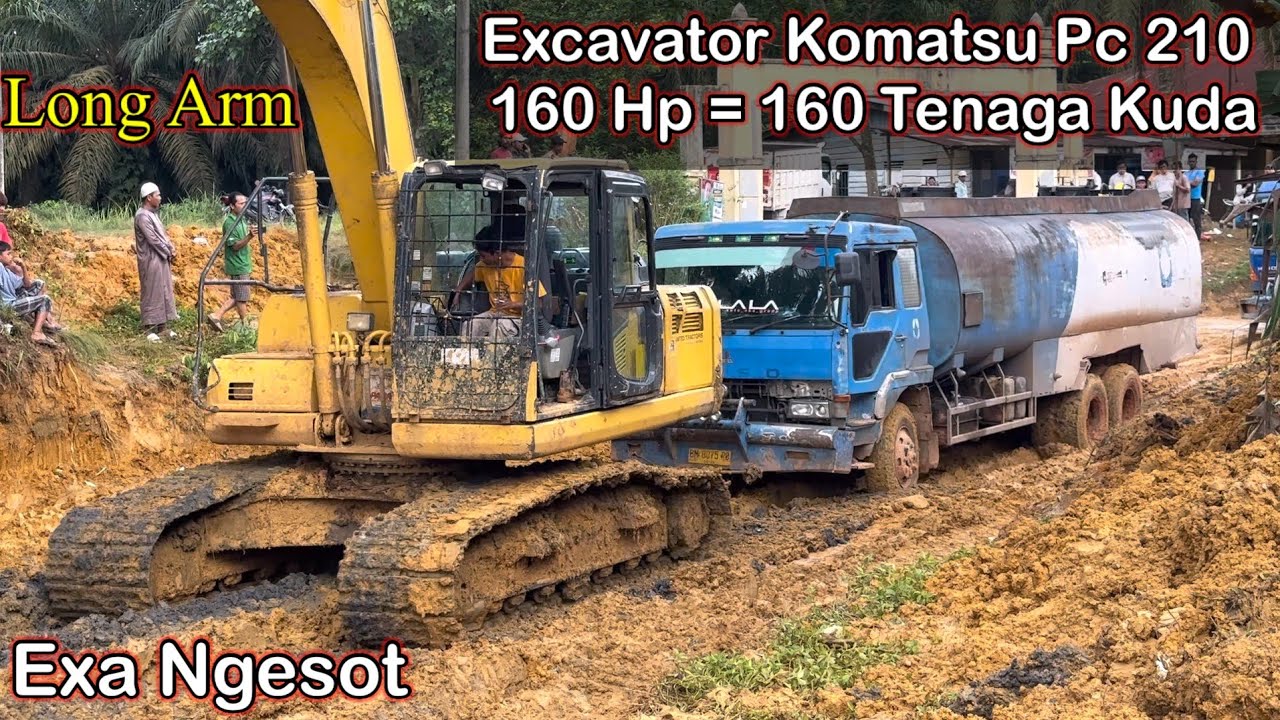 Truk Sangkut Di Lumpur Pasir Excavator Tak Sanggup Menarik