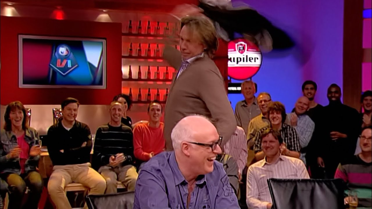 Hans gooit met z'n jasje in de studio - Voetbal International